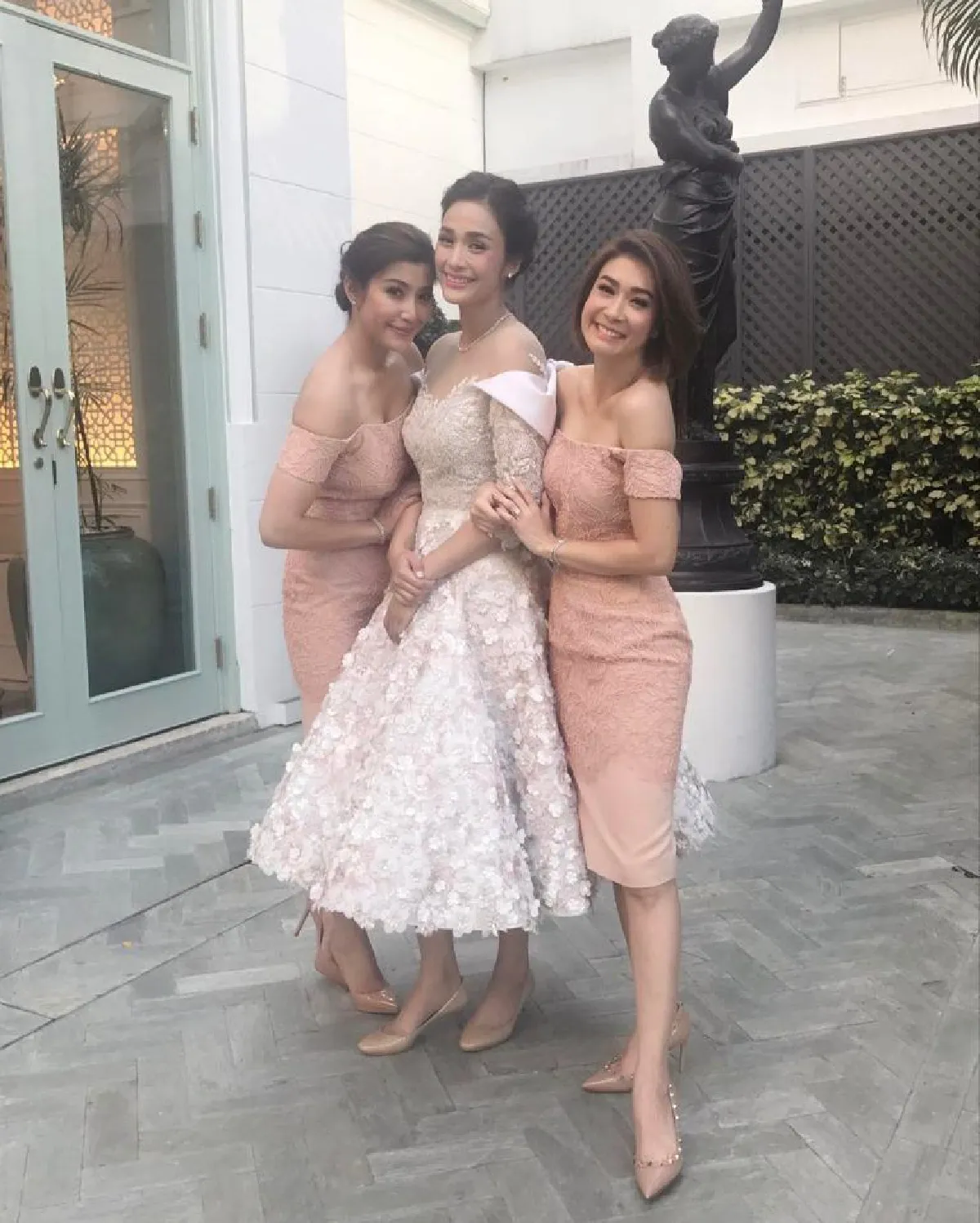 ส่องแก๊งเพื่อนเจ้าสาว ครีม เปรมสินี สวยเซ็กซี่ในชุดเดรสปาดไหล่