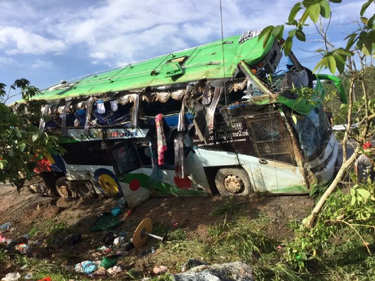 รถทัวร์ทัศนศึกษาพลิกคว่ำดับ1สาหัส4