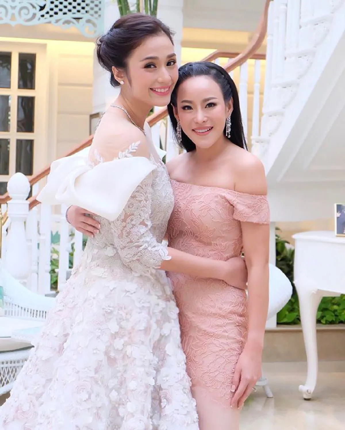 ส่องแก๊งเพื่อนเจ้าสาว ครีม เปรมสินี สวยเซ็กซี่ในชุดเดรสปาดไหล่