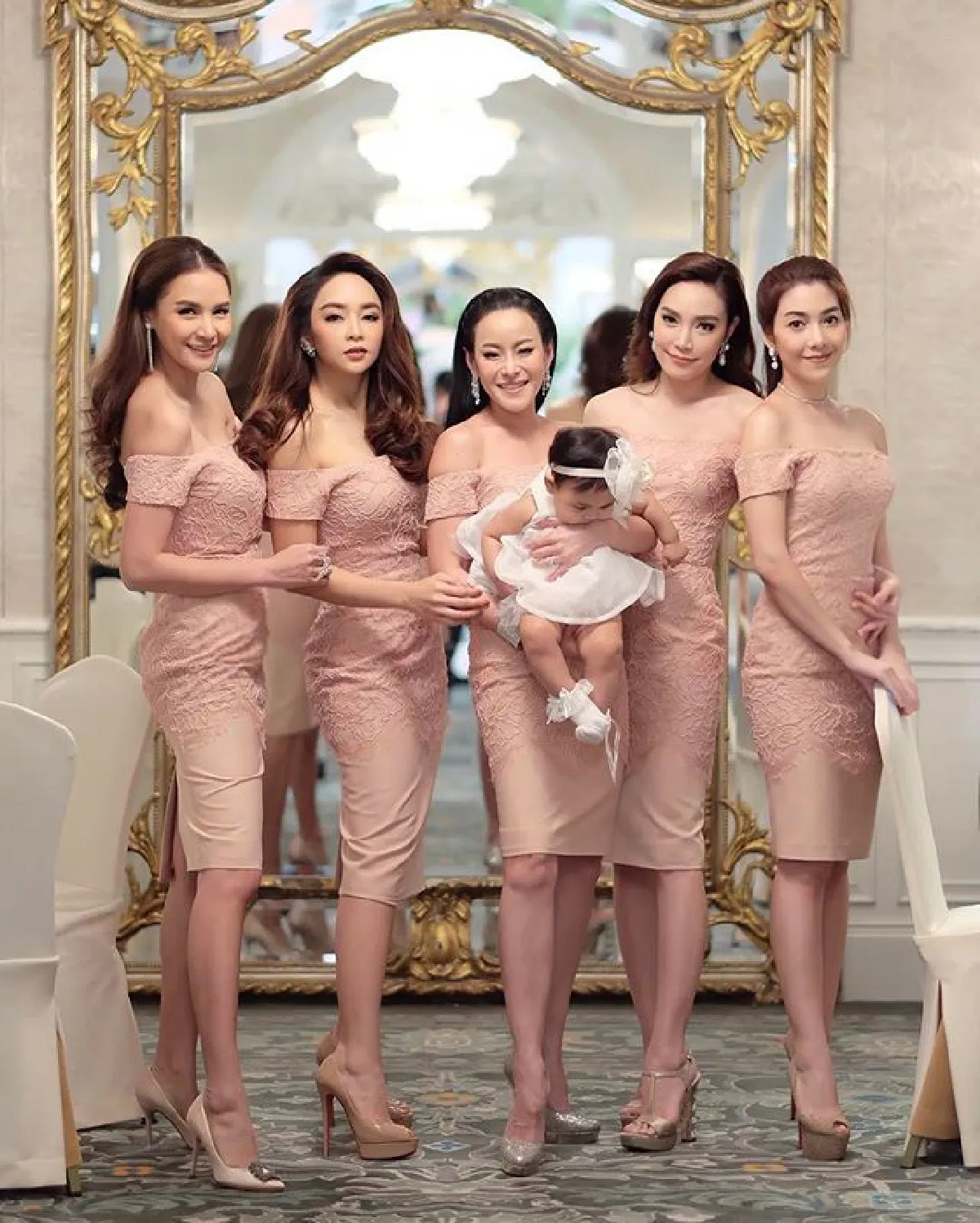 ส่องแก๊งเพื่อนเจ้าสาว ครีม เปรมสินี สวยเซ็กซี่ในชุดเดรสปาดไหล่