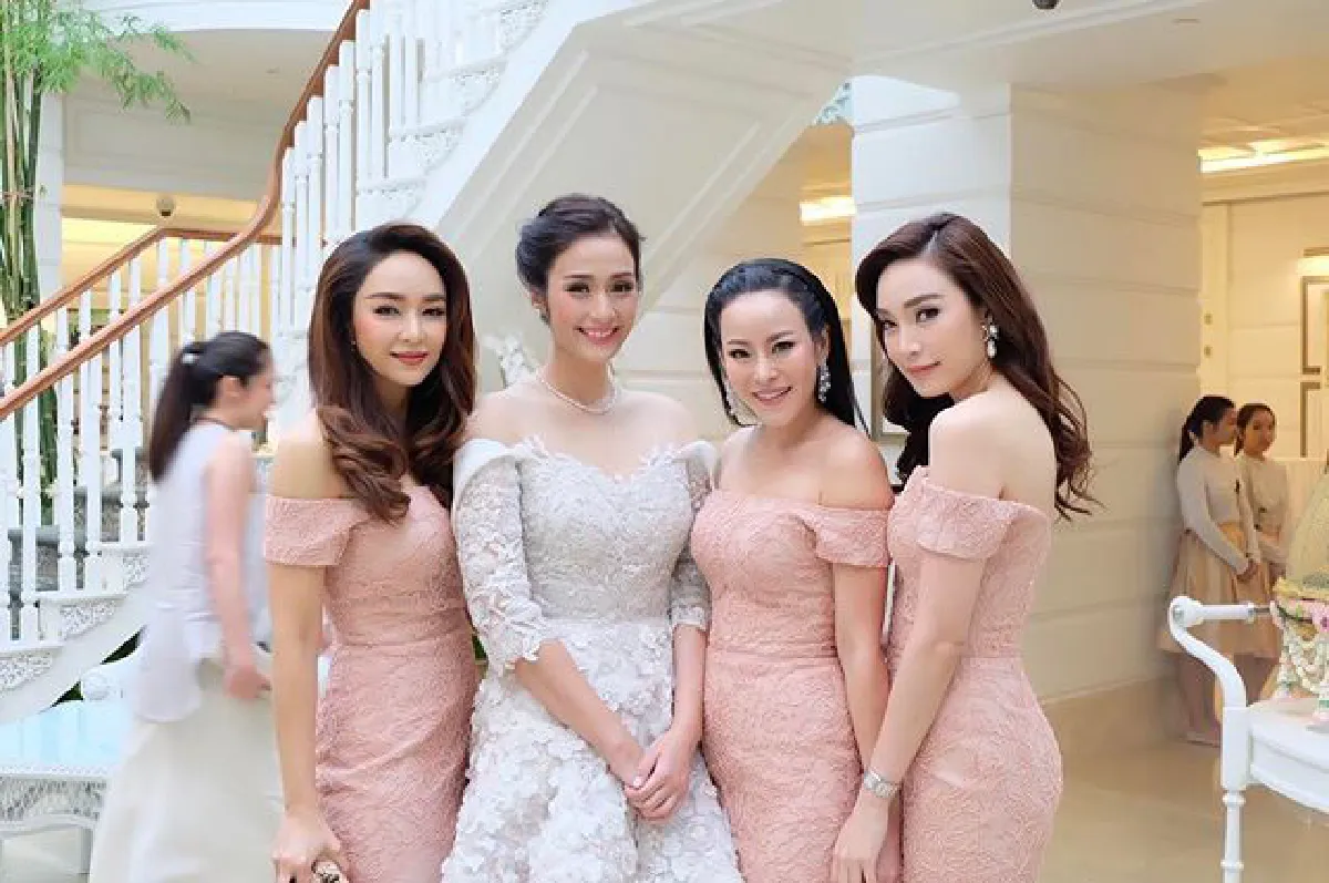 ส่องแก๊งเพื่อนเจ้าสาว ครีม เปรมสินี สวยเซ็กซี่ในชุดเดรสปาดไหล่