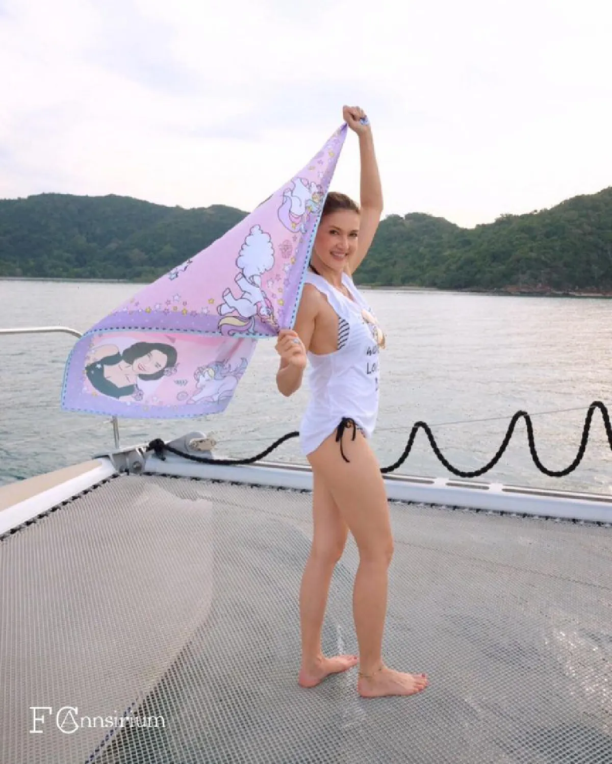 เป๊ะไม่เปลี่ยน! แอน สิเรียม สวมชุดว่ายน้ำอวดหุ่นเซ็กซี่บนเรือยอร์ช