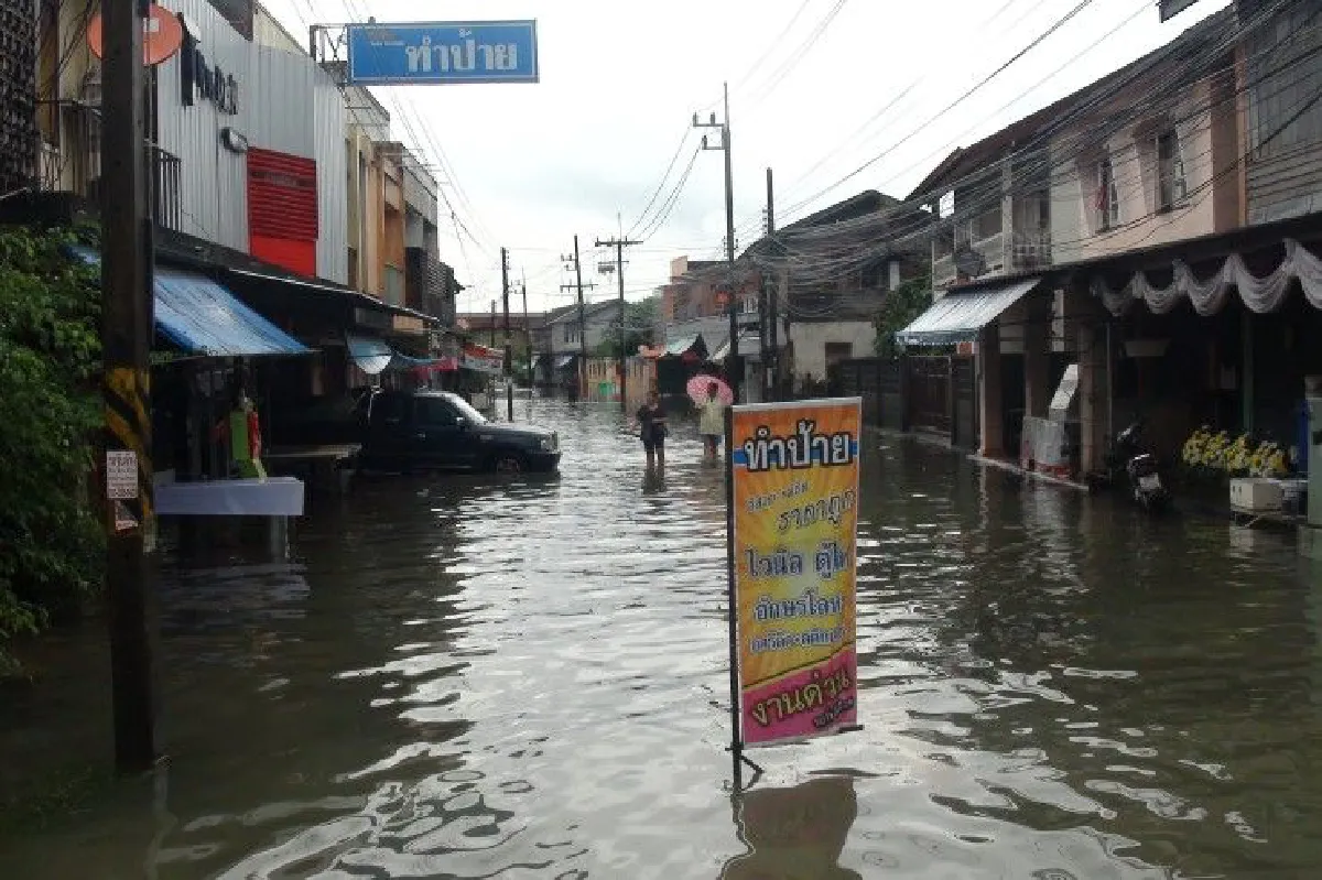 เมืองนครท่วมรอบ3ติดธงแดงขนย้ายสิ่งของอพยพ