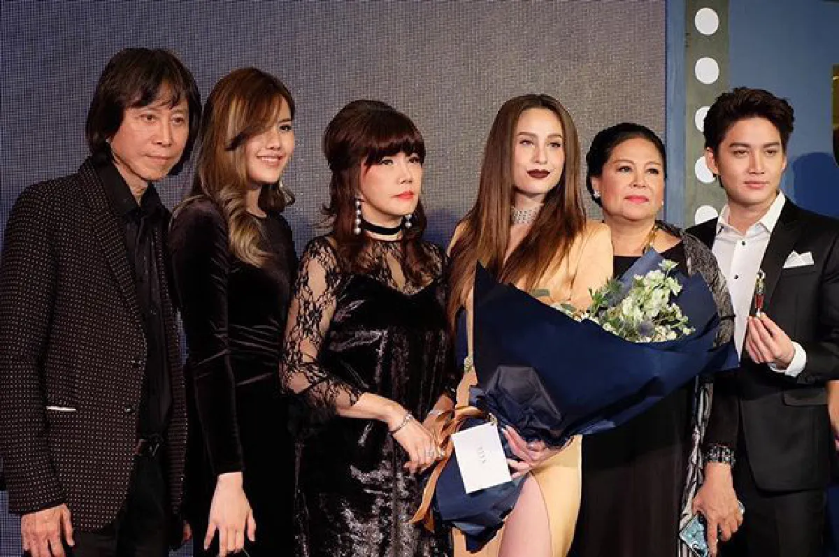 ขวัญ อุษามณี อวดลุคแซ่บ! ในชุดเดรสแหวกอกสุดเซ็กซี่