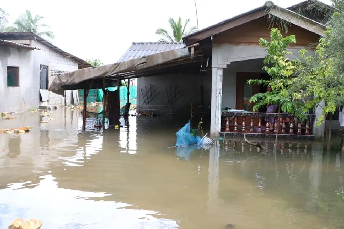 นราธิวาสท่วมน้ำซัดถนนขาดหลายเส้นทางอัมพาต