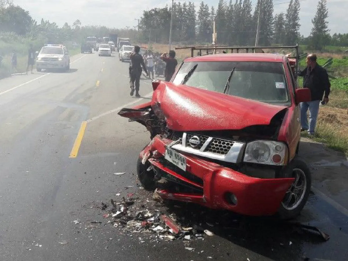 ควันไฟเผาอ้อยลอยบังถนน ทำเก๋ง-กระบะชนกันเจ็บหลายราย
