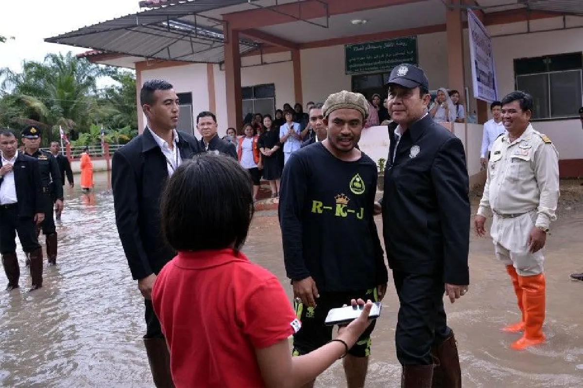 บิ๊กตู่ลงพื้นที่สุราษฎร์ฯ เยี่ยมผู้ประสบภัยน้ำท่วม