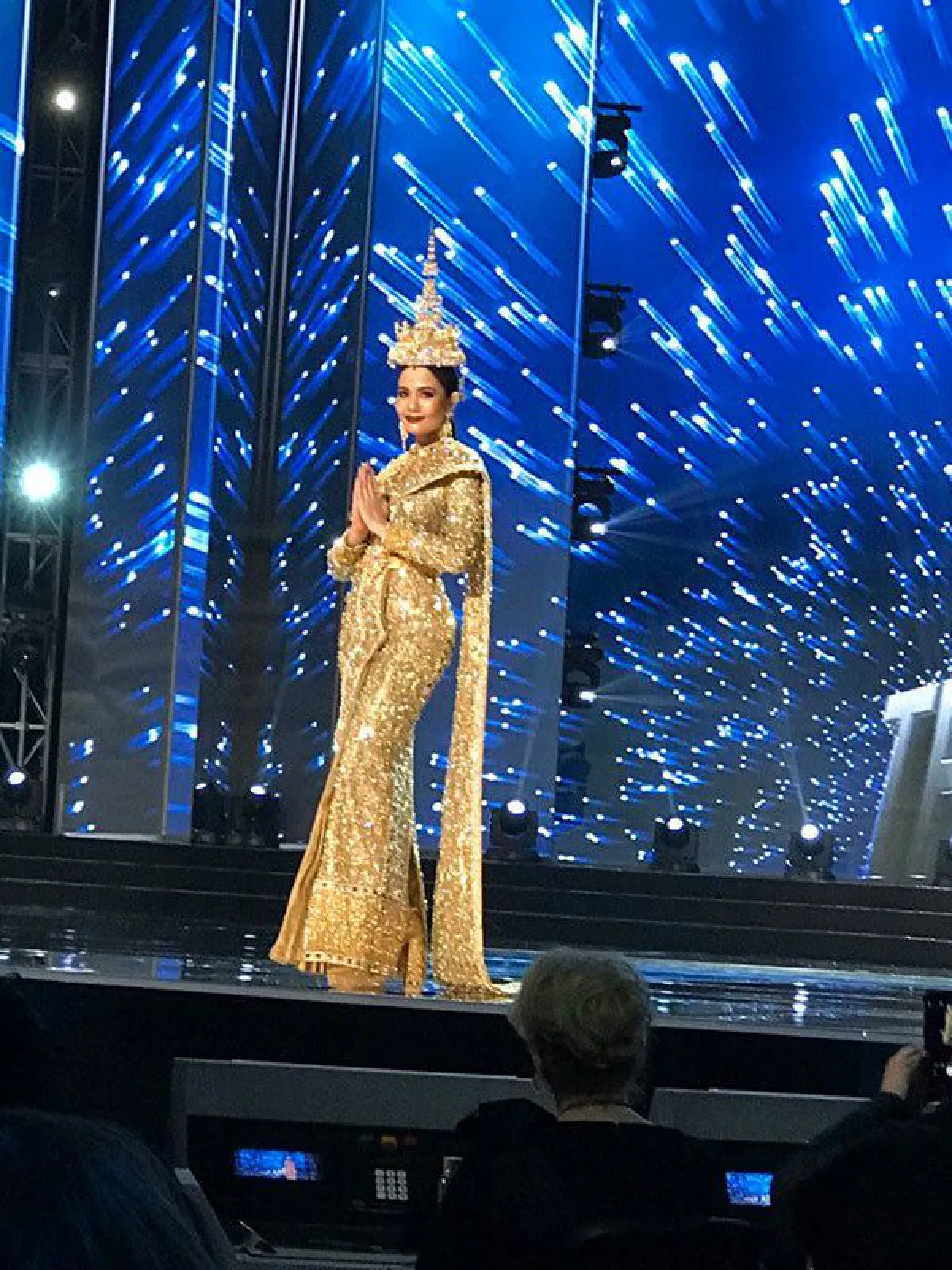 อลังการดาวล้านดวง! 86 สาวงามประชันโฉมในชุดประจำชาติ