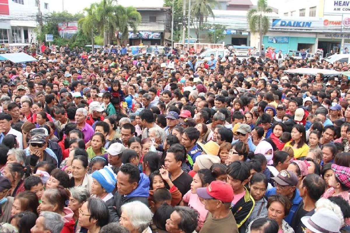 คหบดีดังอุดรฯแจกอังเปาตรุษจีนคนนับหมื่นต่อคิว