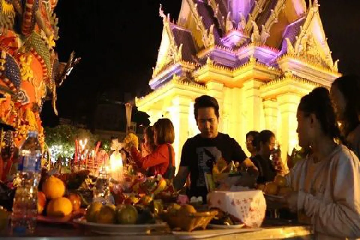 คนขอนแก่นแห่นำเครื่องเซ่นกราบไหว้ศาลเจ้าพ่อหลักเมืองรับตรุษจีน