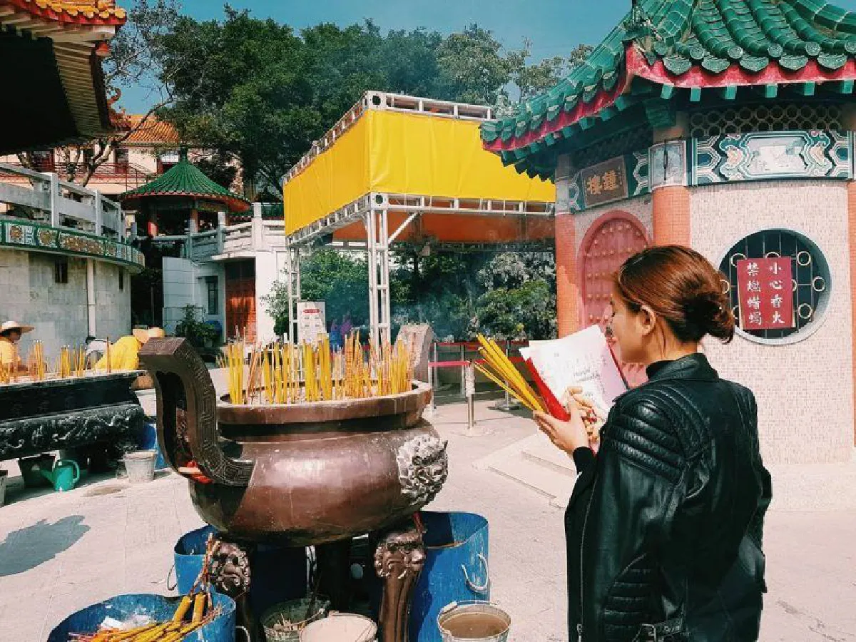 อิ่มบุญแถมสุขใจ! ก้อย-ตูน ควงคู่ไหว้พระขอพรที่ฮ่องกง