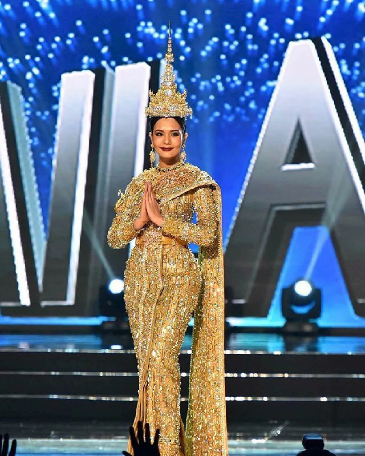 บอกทางไปจักรวาลที! 30 แฟชั่นสุดปัง น้ำตาล ชลิตา สวยเด่นที่ฟิลิปปินส์