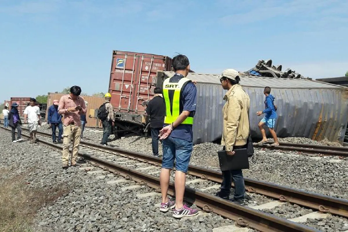 รถไฟขนส่งสินค้าตกราง11โบกี้โชคดีไม่มีเจ็บ/ตาย