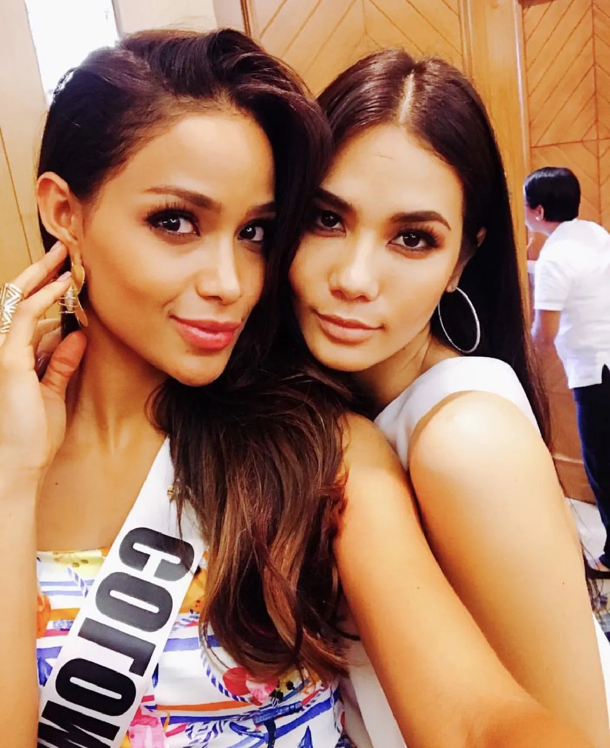 มิตรภาพดีๆ มิสโคลอมเบีย สวมสายสะพายไทยโพสต์ซึ้งถึง น้ำตาล ชลิตา