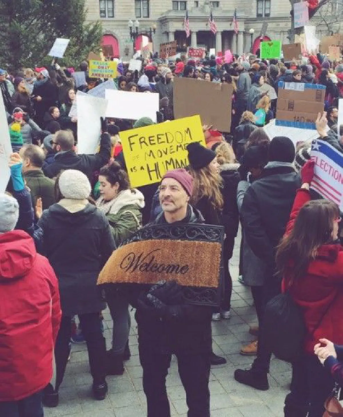 ชมป้ายประท้วงโดนๆ จากการชุมนุมต้านคำสั่งแบนของทรัมป์