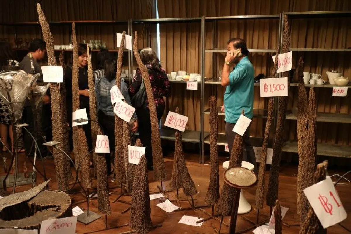 สำรวจมหกรรมเลหลัง "ปาร์คนายเลิศ" คนแห่ช้อป-ราคาหลักสิบยันหลายหมื่น