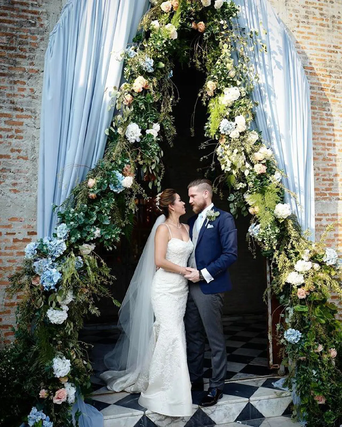 เซน ณิชา ลูกสาว แอ๊ด คาราบาว ควงแฟนฝรั่งเข้าพิธีวิวาห์ชื่นมื่น