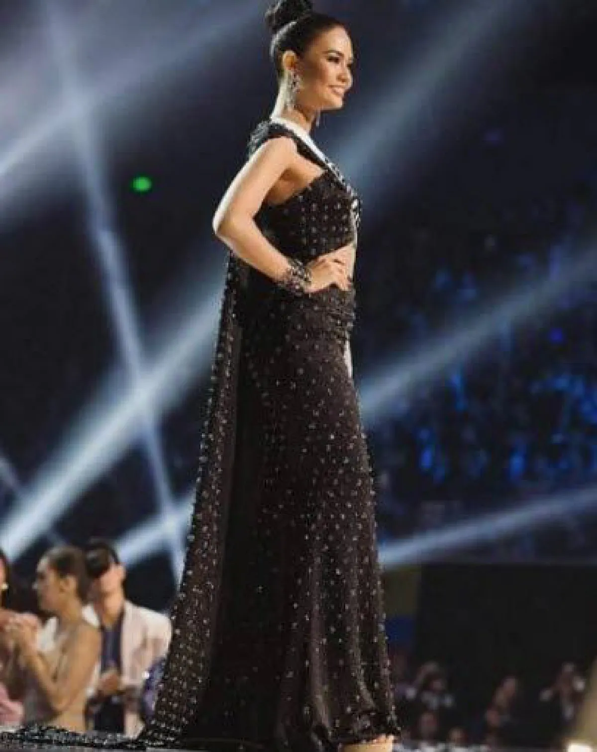 กูรูแฟชั่นชื่อดัง ยกชุดราตรี น้ำตาล ชลิตา สวยที่สุดบนเวทีมิสยูนิเวิร์ส 2016