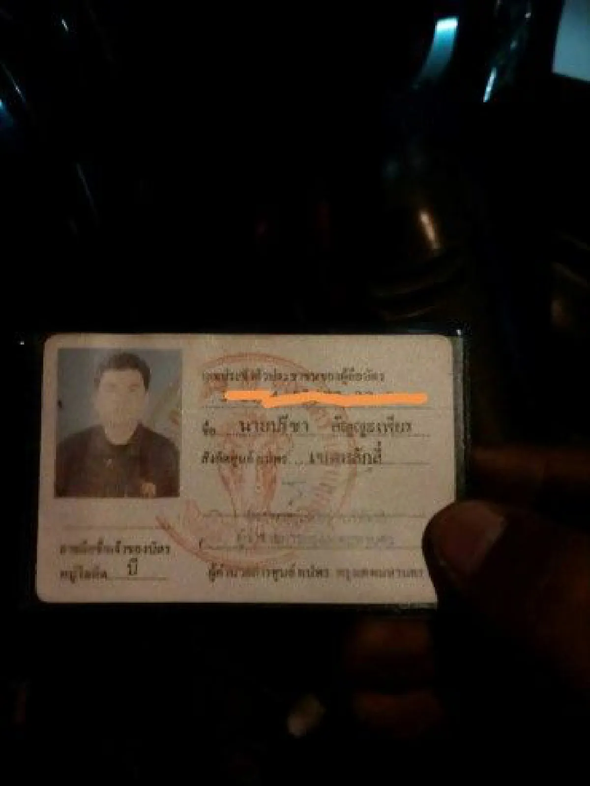 ชื่นชมเจ้าหน้าที่อปพร.หลักสี่ ช่วย"จยย.ยางรั่ว" ขึ้นกระบะพาส่งบ้าน