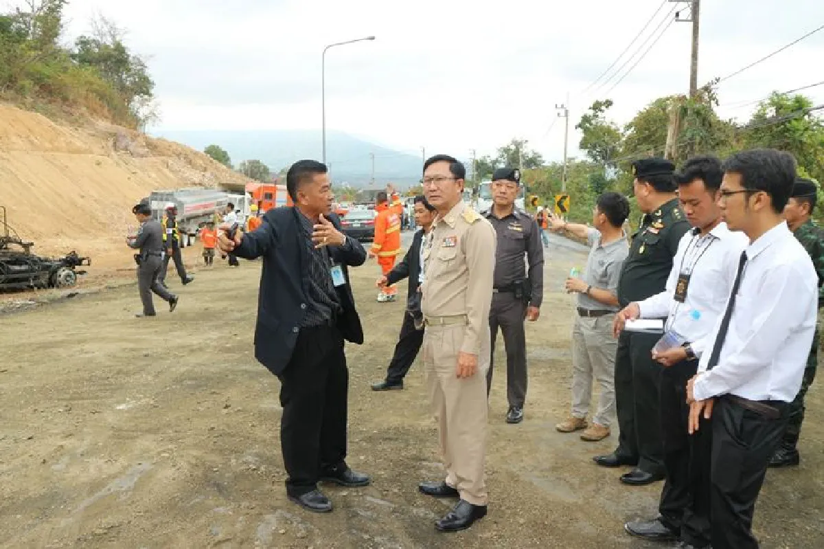 พ่วง18ล้อเบรกแตกบนเขาชนพ่วง22ล้อไฟลุกท่วมตาย1สาหัส3