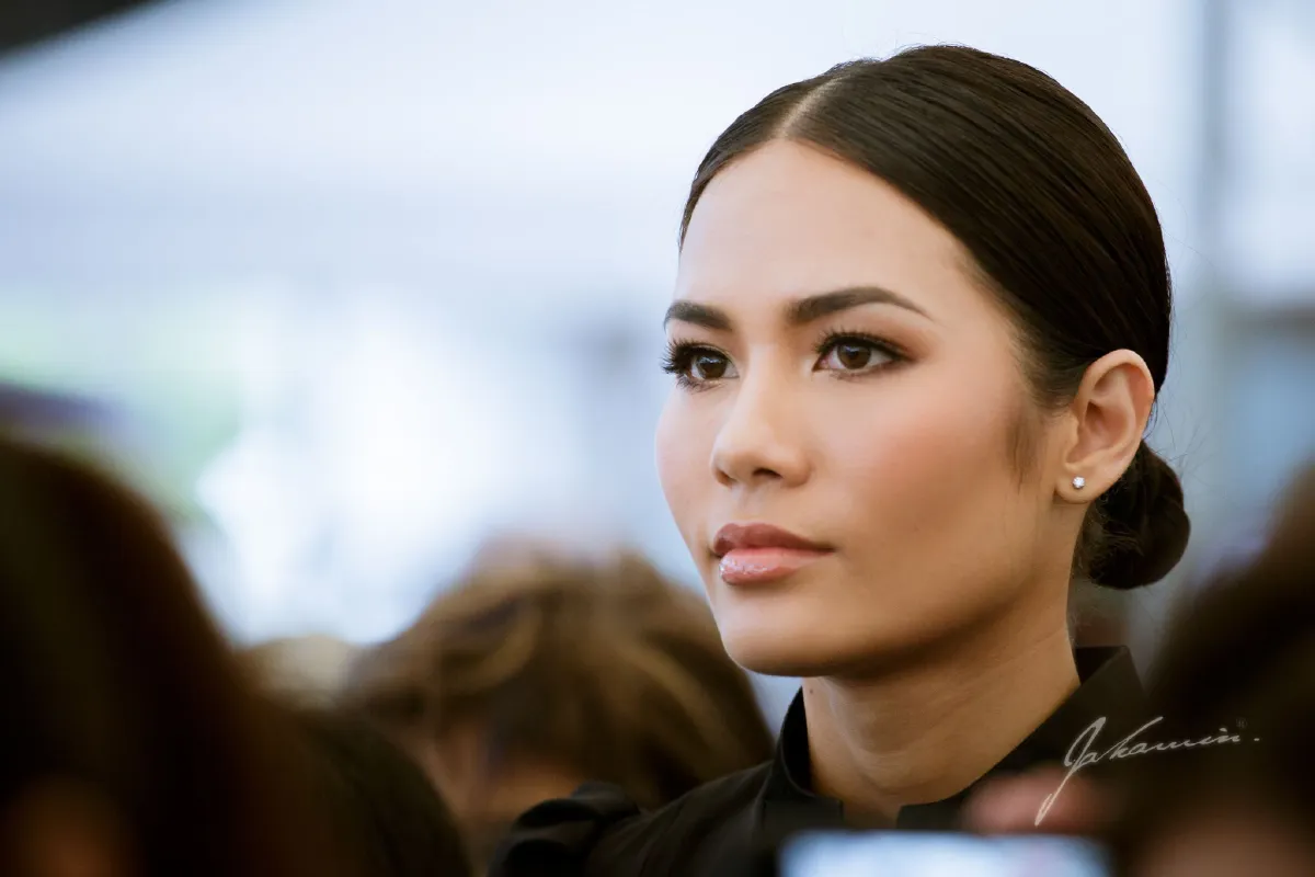น้ำตาล ชลิตา สวมชุดไทยจิตรลดา เข้ากราบพระบรมศพในหลวงร.9