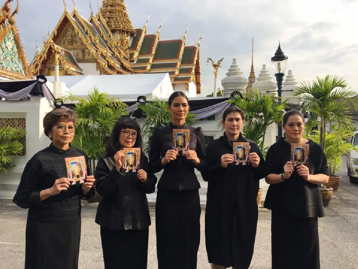 น้ำตาล ชลิตา สวมชุดไทยจิตรลดา เข้ากราบพระบรมศพในหลวงร.9