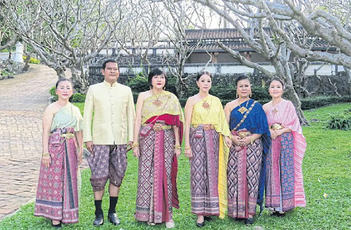 น้อมรำลึกร.9 แต่งชุดไทยเที่ยว‘เขาวัง’