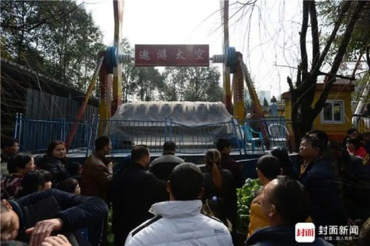 สวนสนุกสยอง สาวจีนถูกเหวี่ยงจากเครื่องเล่นตกลงพื้นเสียชีวิต!