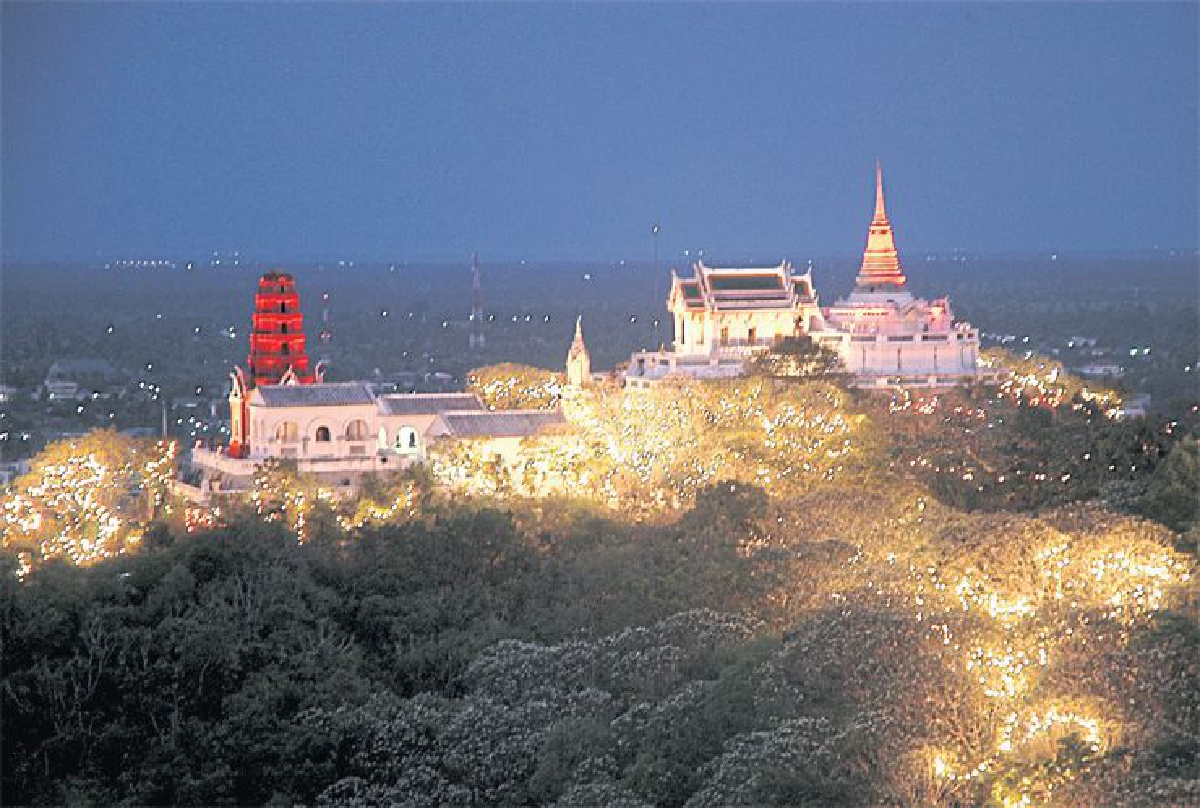 น้อมรำลึกร.9 แต่งชุดไทยเที่ยว‘เขาวัง’ น้อมรำลึกร.9 แต่งชุดไทยเที่ยว‘เขาวัง’