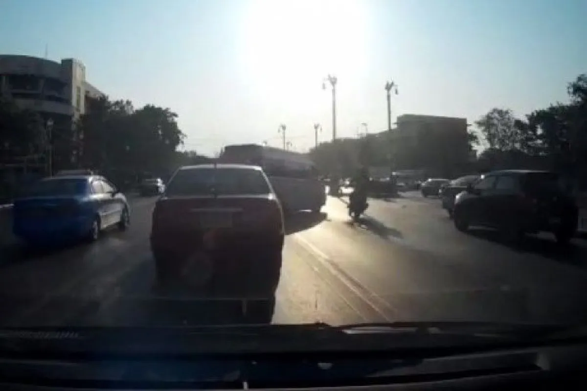 วิจารณ์สนั่น! คลิปรถตู้ปาดหน้า 3 เลน ก่อนชนมอเตอร์ไซค์คว่ำ