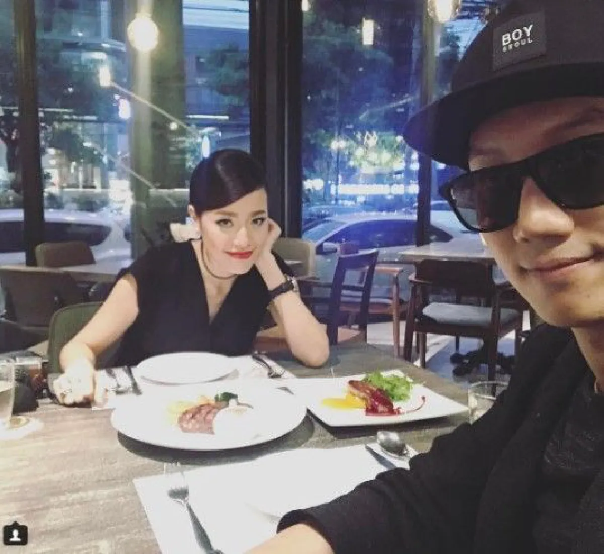 "ปลื้ม สุรบถ" พา "หงษ์หยก" เปิดตัวกับพ่อแม่