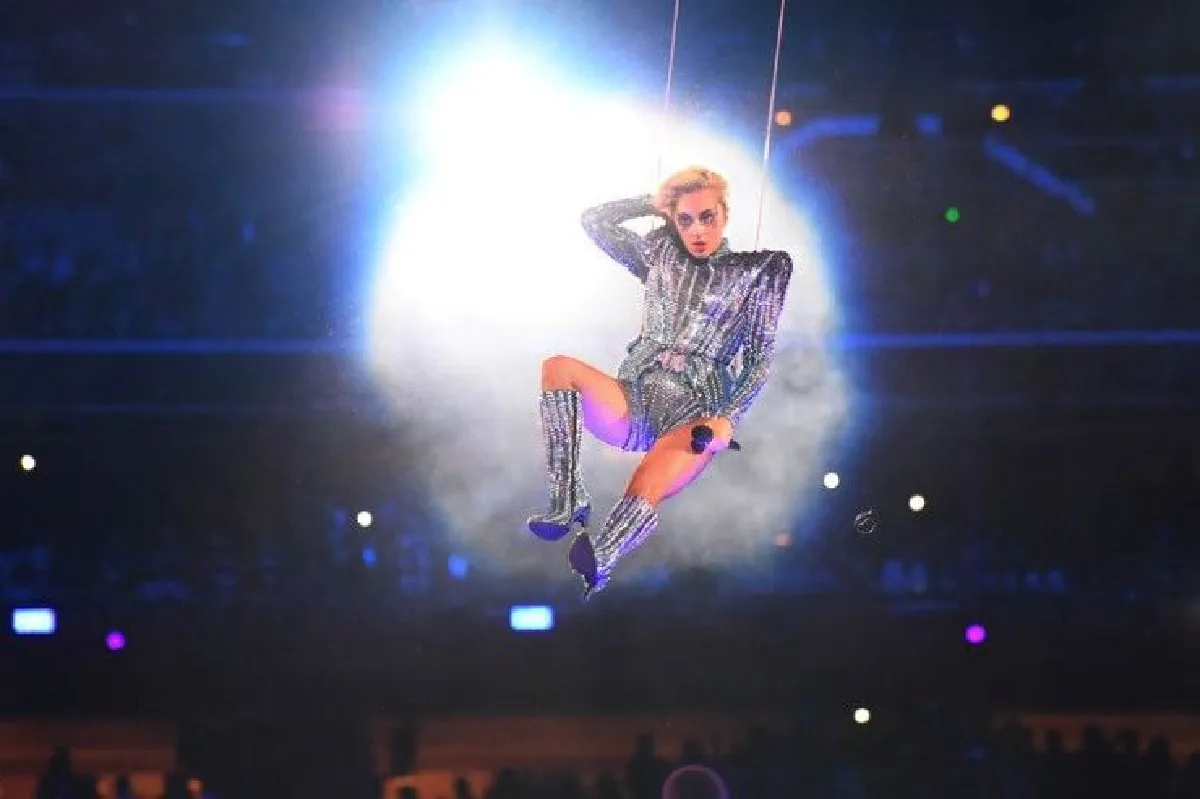 ชมโชว์สุดอลังของเลดี้ กาก้า ในซุปเปอร์โบว์ล และใต้บรรทัดที่ส่งถึงทรัมป์