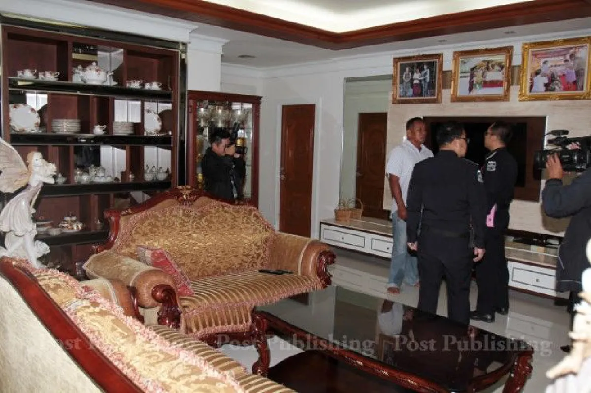 ภาพชุดดีเอสไอ-ทหารค้นคฤหาสน์แก๊งเงินกู้ยึดทรัพย์400ล้าน