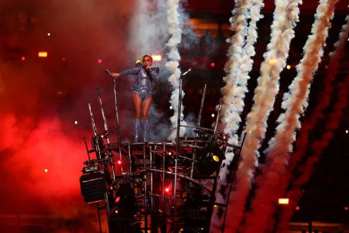 ชมโชว์สุดอลังของเลดี้ กาก้า ในซุปเปอร์โบว์ล และใต้บรรทัดที่ส่งถึงทรัมป์