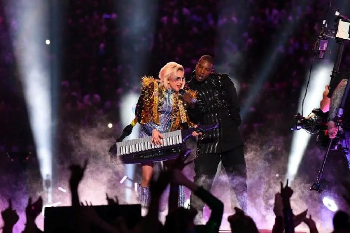 ชมโชว์สุดอลังของเลดี้ กาก้า ในซุปเปอร์โบว์ล และใต้บรรทัดที่ส่งถึงทรัมป์