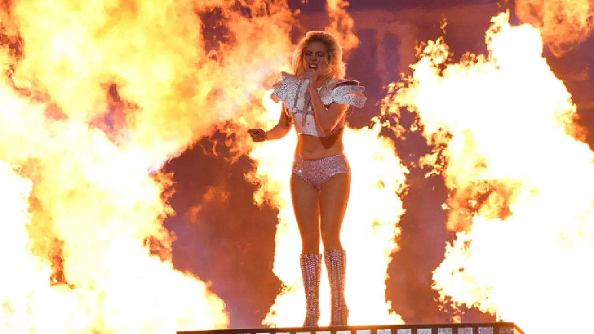 ชมโชว์สุดอลังของเลดี้ กาก้า ในซุปเปอร์โบว์ล และใต้บรรทัดที่ส่งถึงทรัมป์