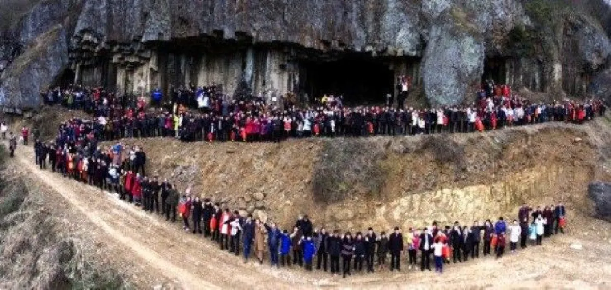 ทึ่ง! สายใยครอบครัวจีน สมาชิกตระกูล 500 คน รวมตัวถ่ายภาพหมู่