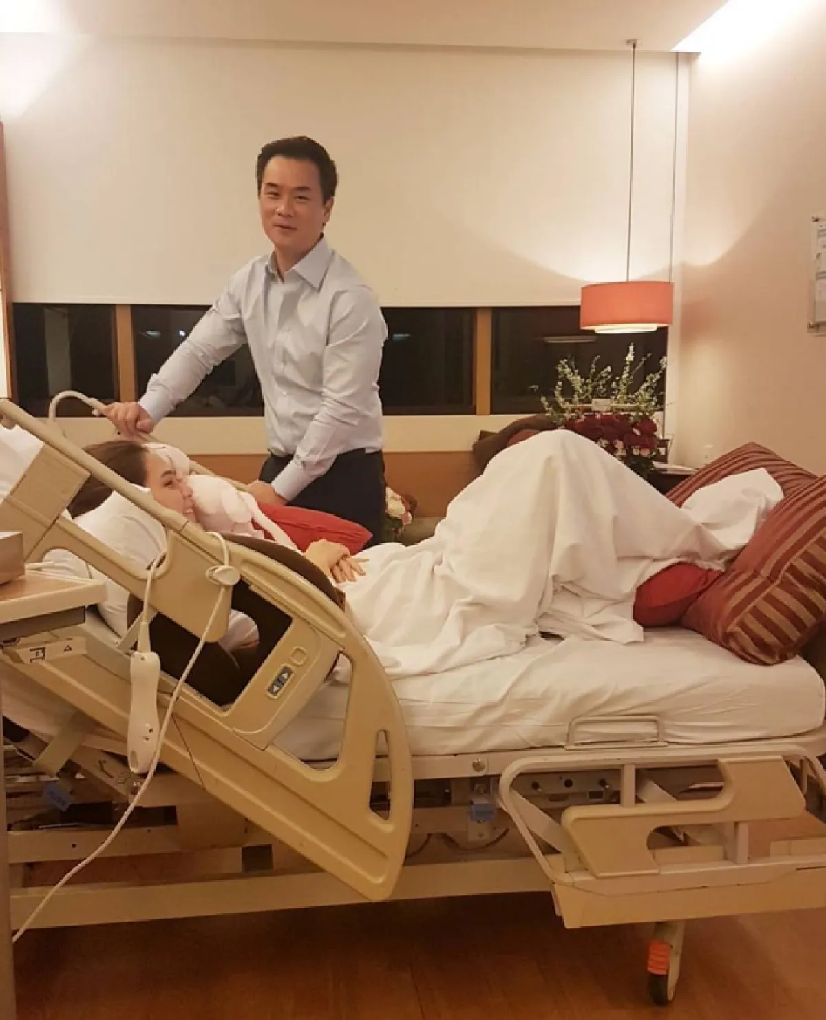 ภาพล่าสุด ชมพู่ อารยา ตั้งท้องทายาทหมื่นล้าน น็อต ดูแลติดขอบเตียง