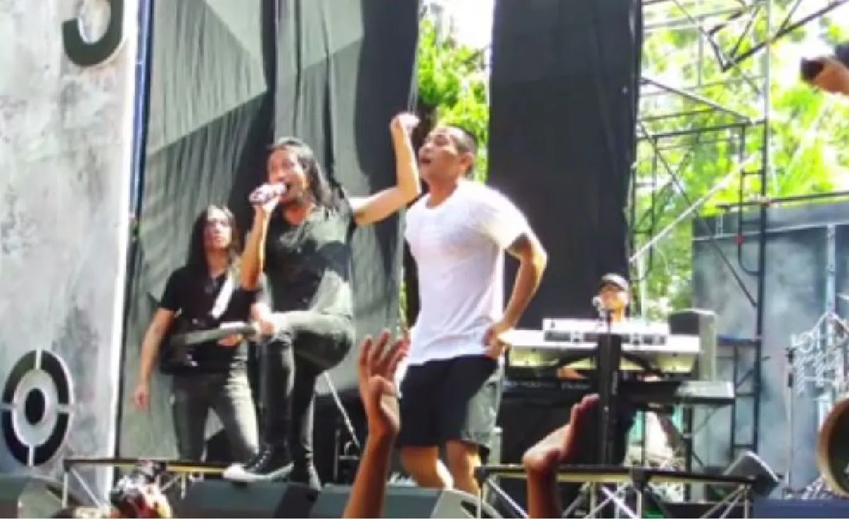 ซึ้งจนน้ำตาคลอ! ตูน บอดี้แสลม บุกให้กำลังใจ แต๊ก หลังเวทีเดอะวอยซ์