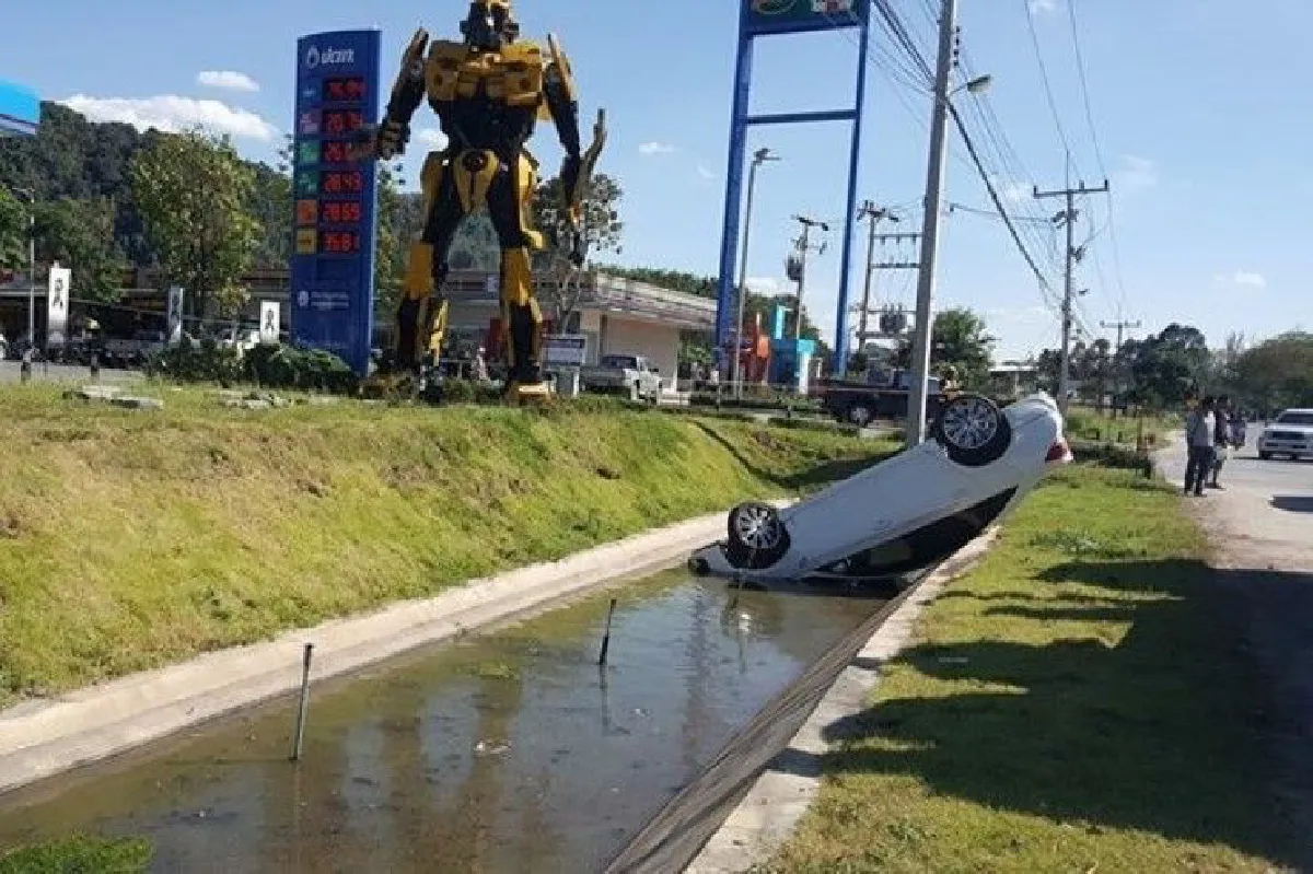 ซิ่งเก๋งชนแหลกหวังหนีตำรวจ สุดท้ายโดนรวบหลังคว่ำตกคูน้ำ