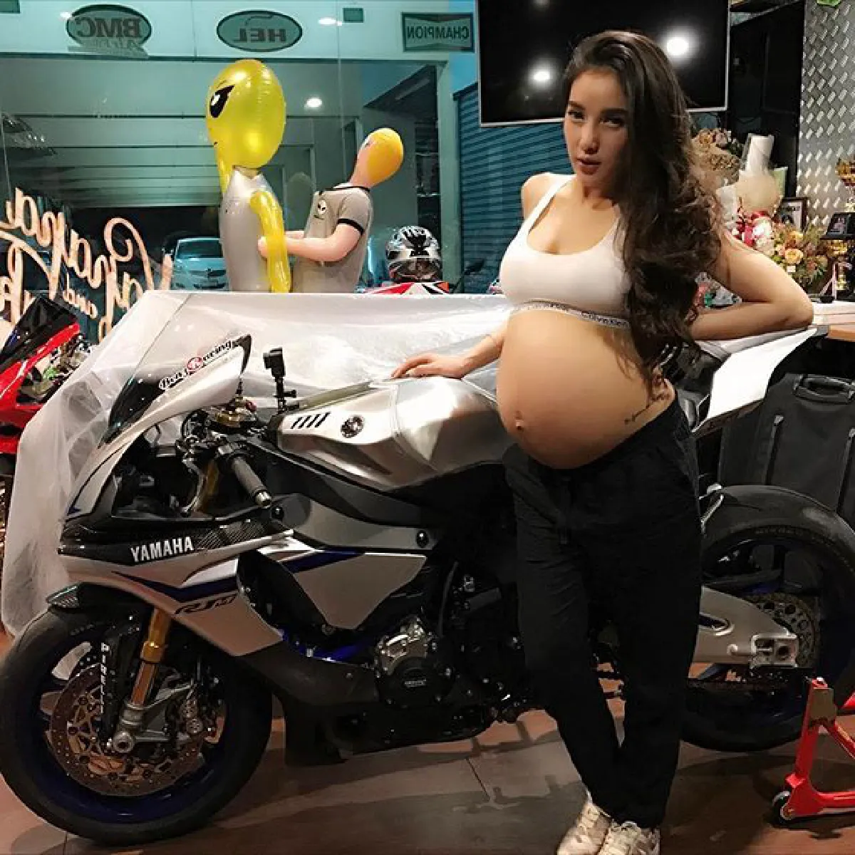 ว่าที่คุณแม่สุดแซ่บ! แพท ณปภา สวมบทพริตตี้เอาใจสามีในวันเกิด