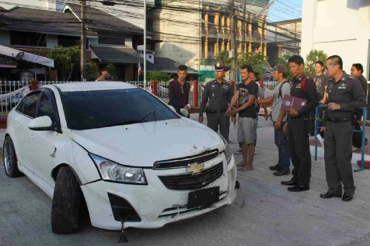 ซิ่งเก๋งชนแหลกหวังหนีตำรวจ สุดท้ายโดนรวบหลังคว่ำตกคูน้ำ