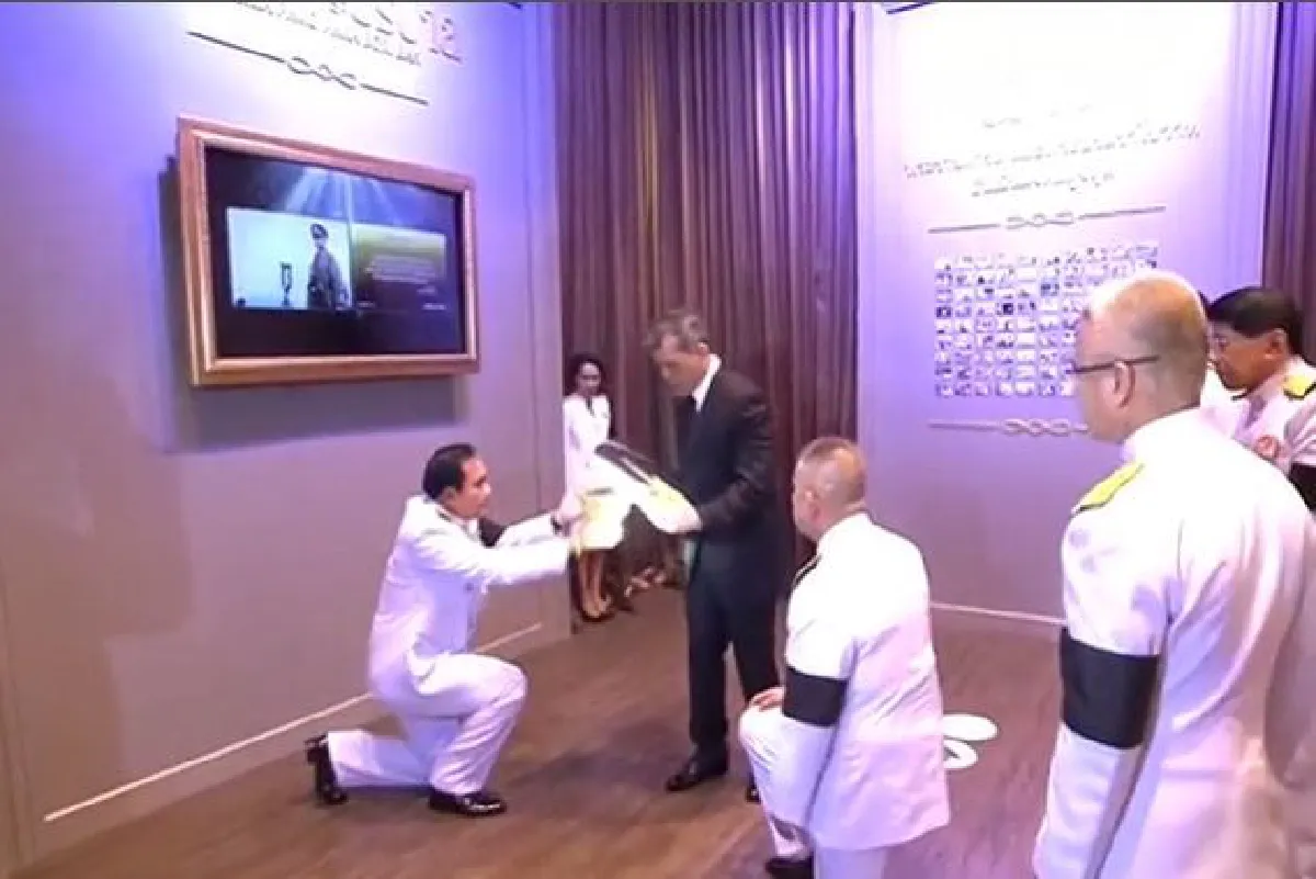 พระเจ้าอยู่หัวเปิดนิทรรศการ"เย็นศิระ เพราะพระบริบาล"