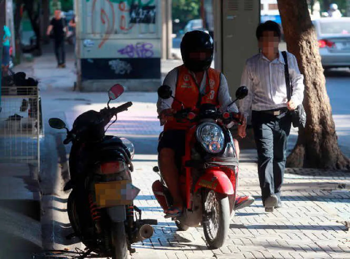 "เพราะความจำเป็นบีบบังคับ" เสียงครวญจากวินมอเตอร์ไซค์ที่ต้องวิ่งบนทางเท้า