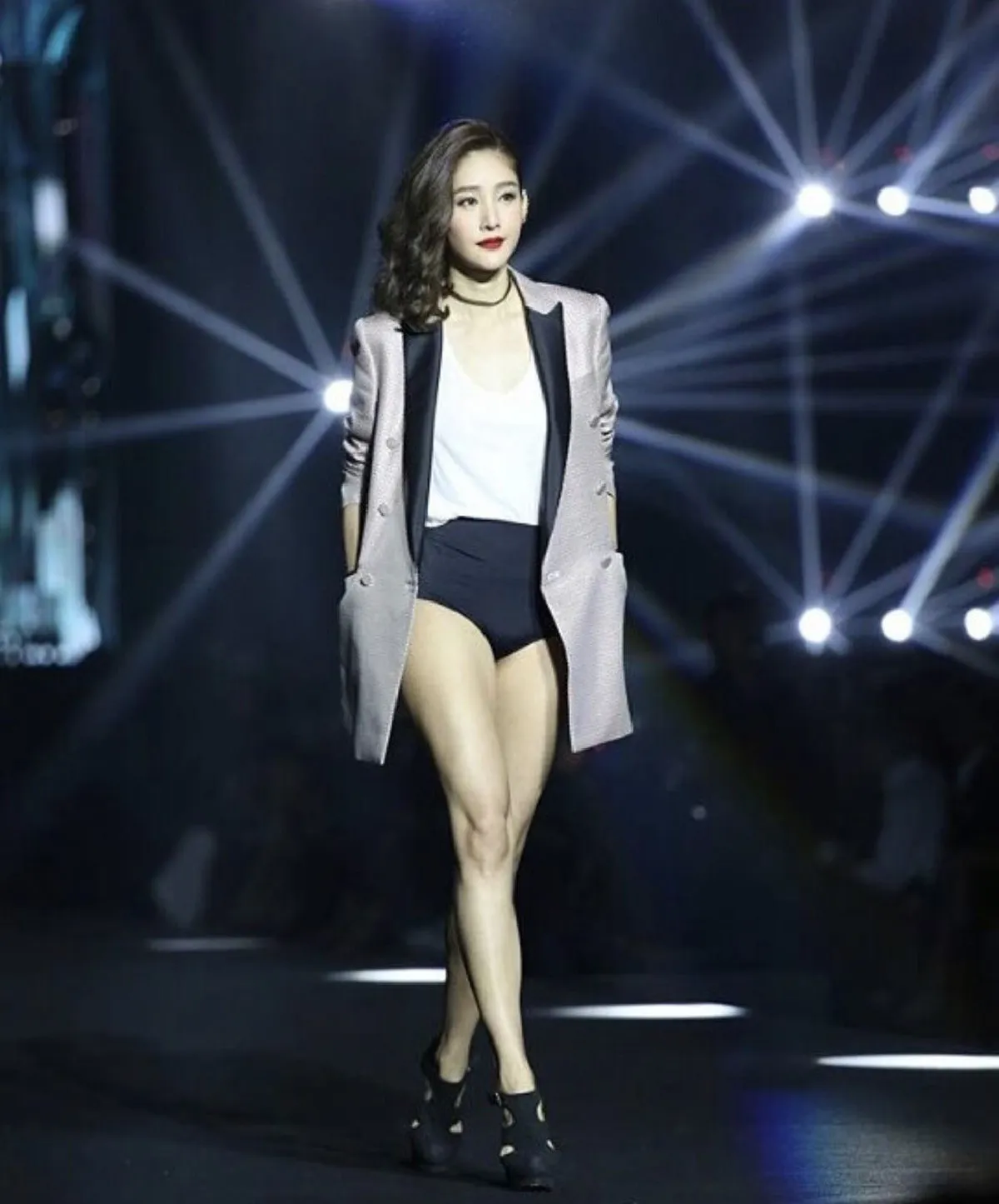 สุดอลังการ! เหล่าซุปตาร์เดินแบบประชันความแซ่บ ฉลอง 5 ปี Hive Salon