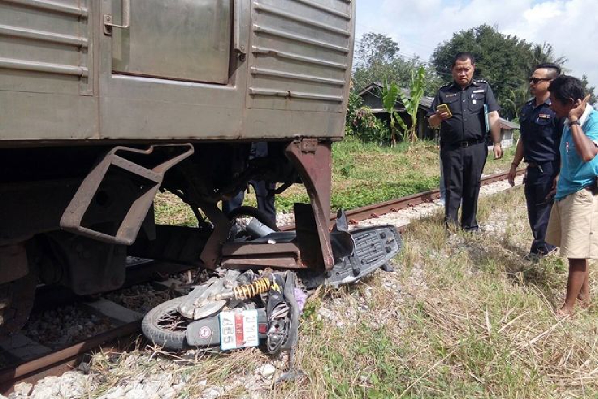 แม่ค้าผักขับจยย.ฝ่าเครื่องกันรถไฟถูกชนดับคาที่ แม่ค้าผักขับจยย.ฝ่าเครื่องกันรถไฟถูกชนดับคาที่