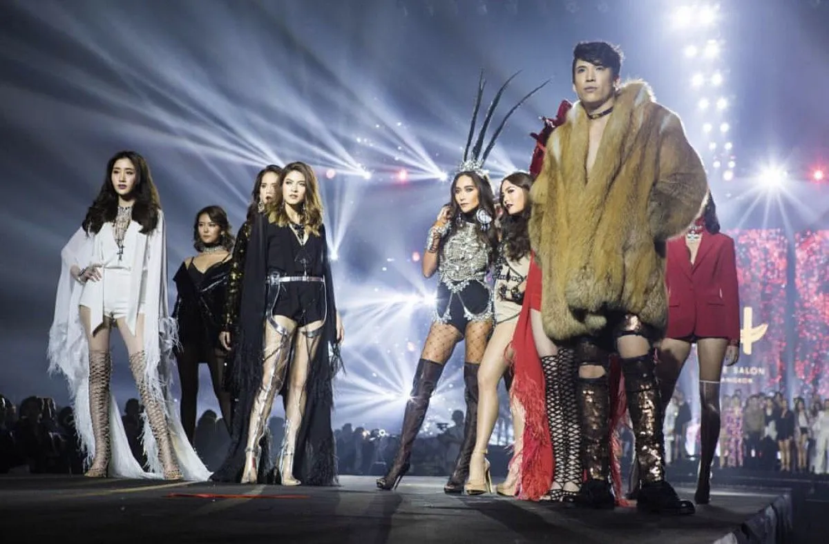 สุดอลังการ! เหล่าซุปตาร์เดินแบบประชันความแซ่บ ฉลอง 5 ปี Hive Salon