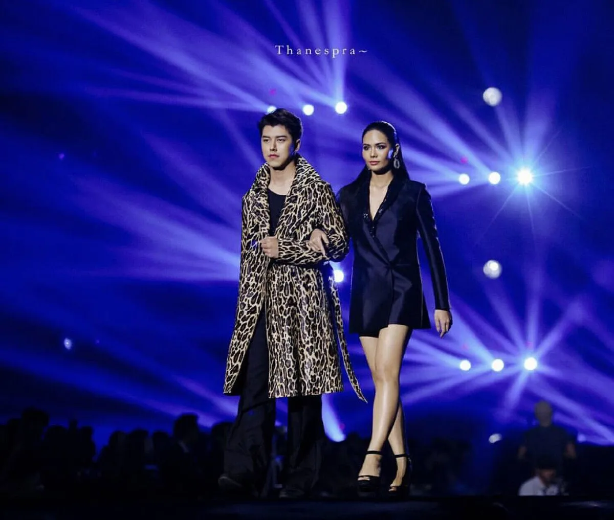 สุดอลังการ! เหล่าซุปตาร์เดินแบบประชันความแซ่บ ฉลอง 5 ปี Hive Salon