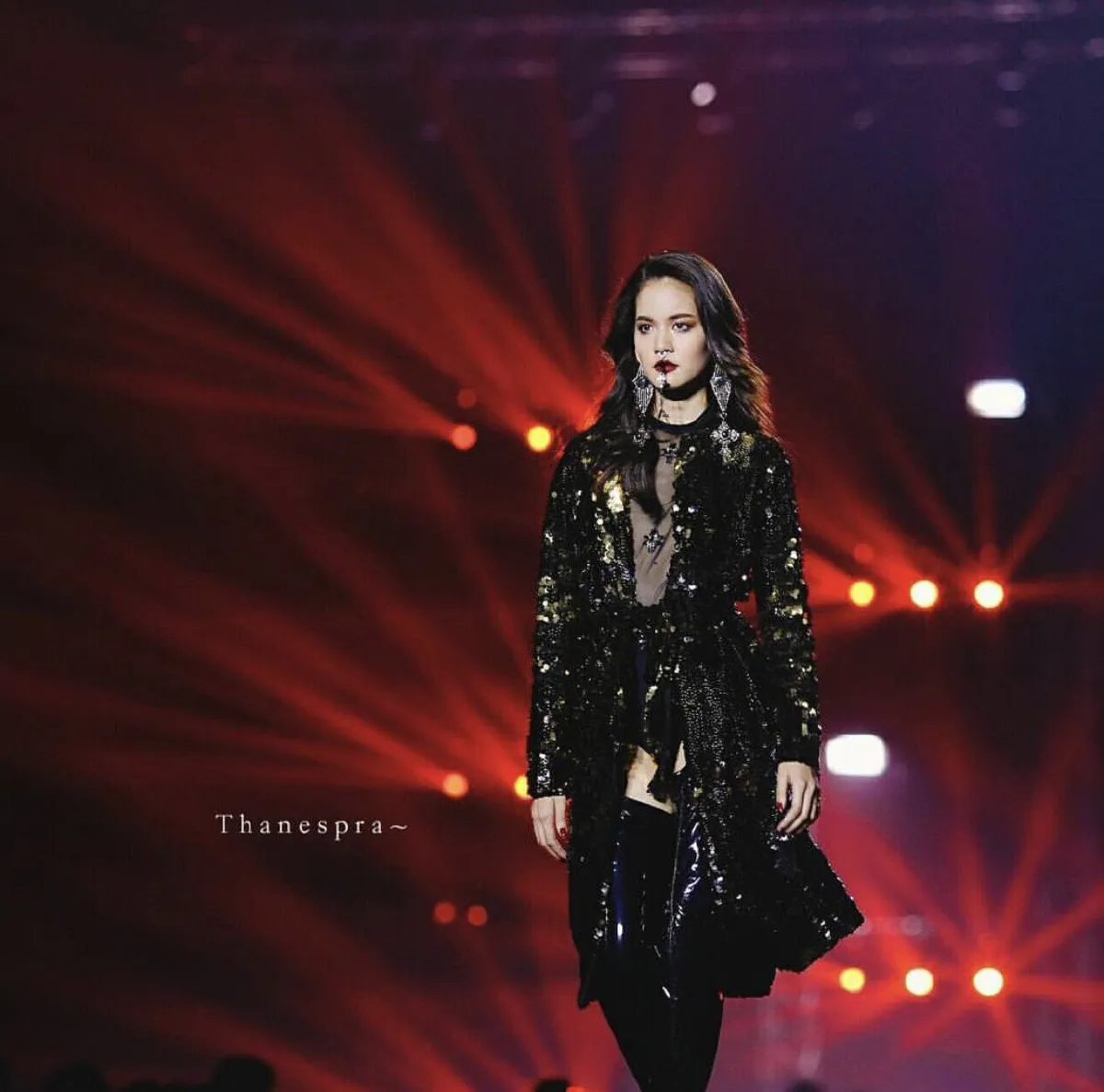 สุดอลังการ! เหล่าซุปตาร์เดินแบบประชันความแซ่บ ฉลอง 5 ปี Hive Salon