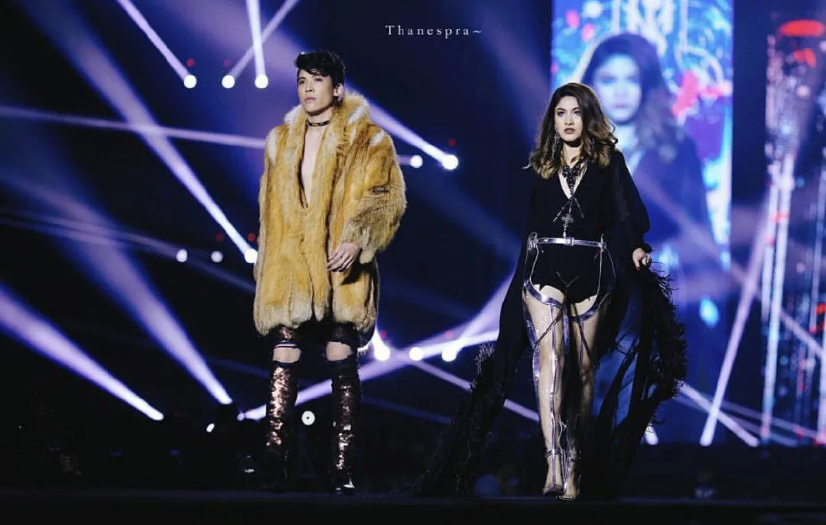 สุดอลังการ! เหล่าซุปตาร์เดินแบบประชันความแซ่บ ฉลอง 5 ปี Hive Salon